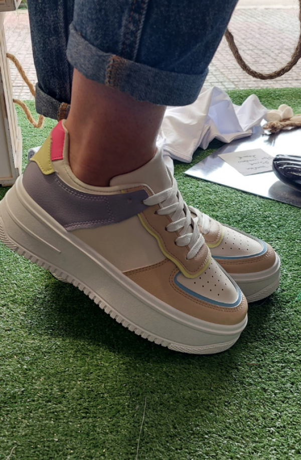 Sneaker dengan Kombinasi Warna Kontras